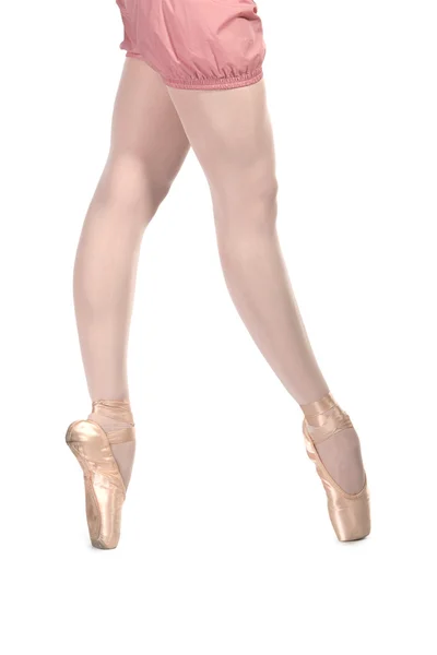 Ноги танцующей балерины на кончике пальца ноги изолированы на белом фоне — стоковое фото