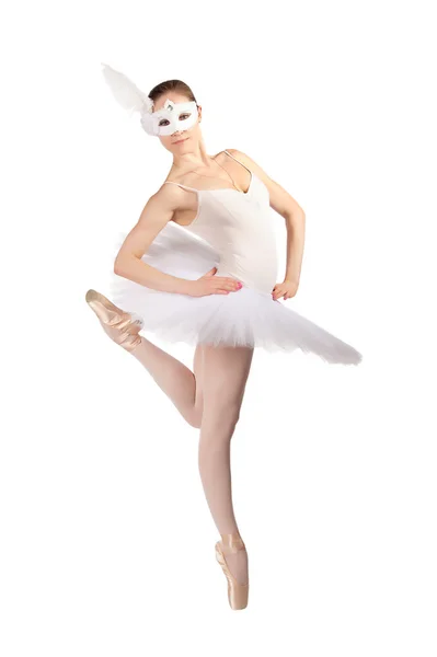 Танцююча балерина з білою карнавальною маскою та навчальним посібником ізольована на білому фоні — стокове фото