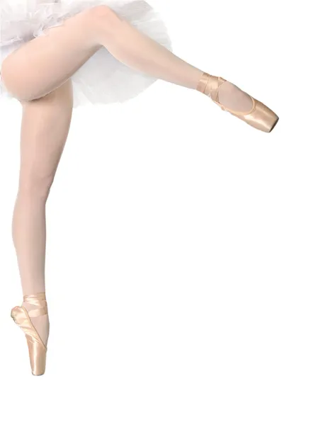 Pernas de bailarina dançando na ponta do dedo do pé isolado no fundo branco — Fotografia de Stock