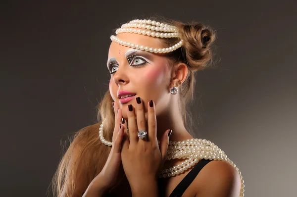 Όμορφη έκπληξη κοπέλα φορώντας μαργαριτάρια και διαμάντια — Φωτογραφία Αρχείου