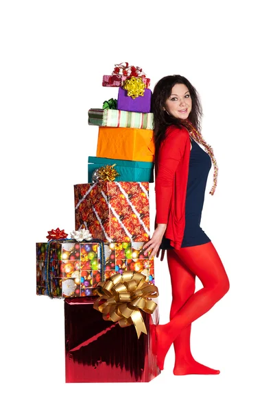 Menina de pé vermelho perto das caixas de presente — Fotografia de Stock
