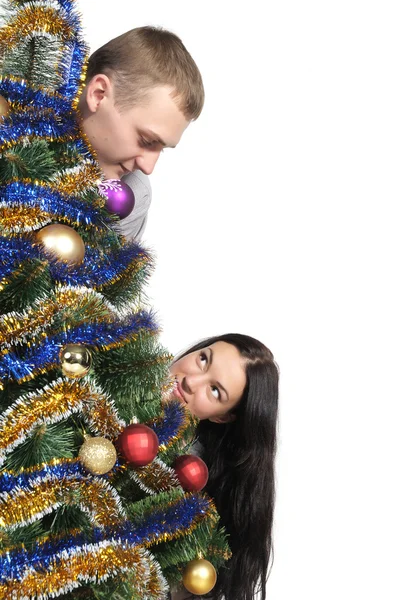 Férfi és a nő bámulja minden góc, mert a karácsonyi tr — Stock Fotó