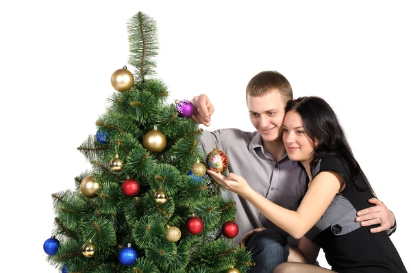 Uomo di famiglia e una donna, vestire un albero di Natale — Foto Stock