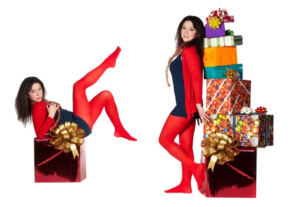 Mädchen in roten Strumpfhosen auf einer Schachtel mit einem Geschenk — Stockfoto
