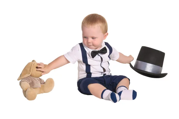 Детский фокусник с игрушечным кроликом и цилиндрической шляпой — стоковое фото