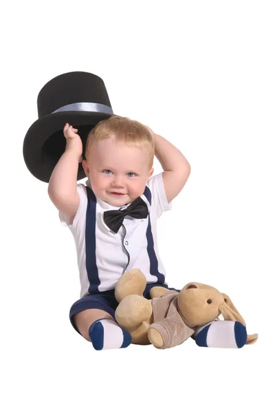 Мальчик-фокусник держит цилиндрическую шляпу — стоковое фото