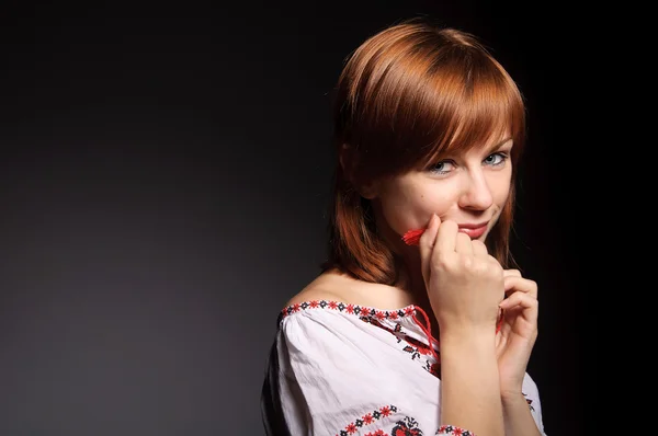 Vacker flicka i ukrainska nationaldräkt — Stockfoto