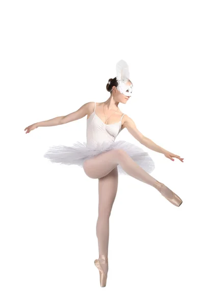 Балерина в белой юбке и купальнике, пуантах, танцевальных позах — стоковое фото