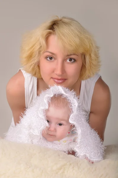 En ung blond kvinna med sin baby — Stockfoto