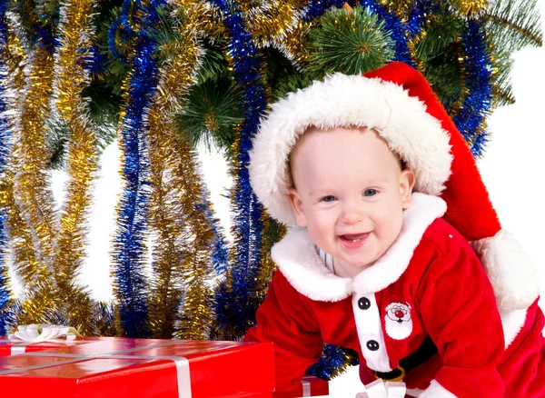 Хлопчика дитини носити Санта-костюм сидять і тримає ящик з — стокове фото