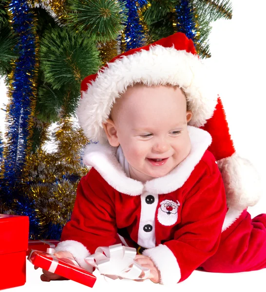 小宝贝男孩穿着圣诞老人服装坐着拿着一盒与 — 图库照片