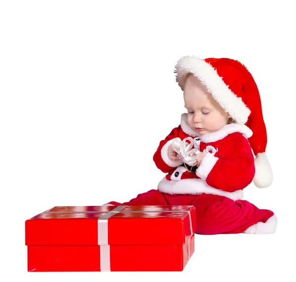 Petit garçon portant le costume du Père Noël assis et tenant une boîte avec — Photo