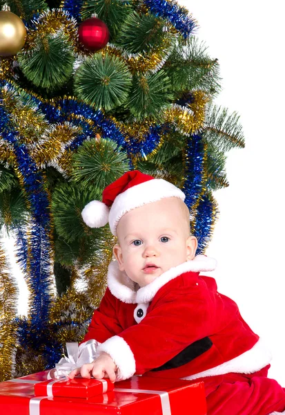 Хлопчика дитини носити Санта-костюм сидять і тримає ящик з — стокове фото