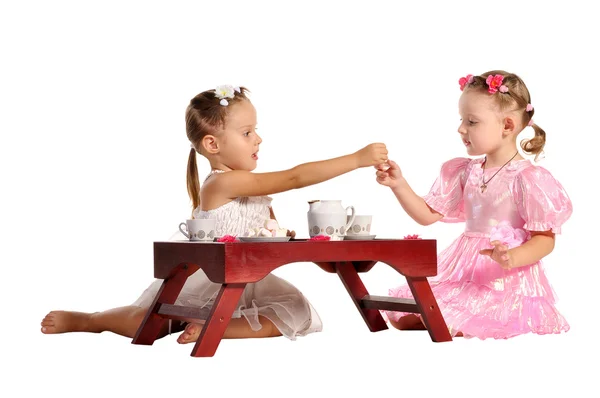 Lindas irmãs gêmeas têm chá com zephyr isolado no bac branco — Fotografia de Stock