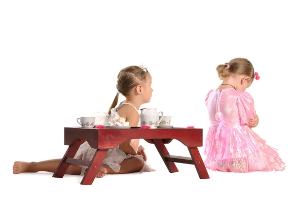 Szép ikrek testvérek van tea zephyr elszigetelt fehér fonákkal — Stock Fotó