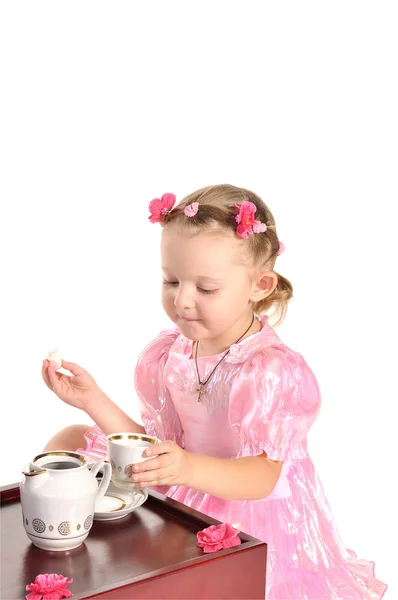 在喝茶上白色 backgrou 孤立的粉红色裙子的漂亮女孩 — 图库照片