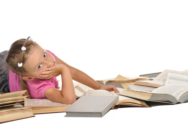 Niza niña acostada en un montón de libros aislados en blanco backgr —  Fotos de Stock
