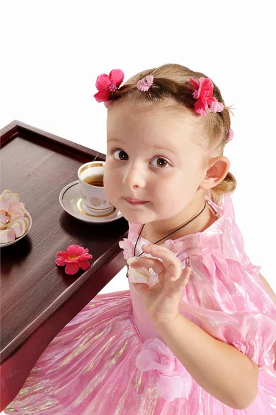 Chica bonita en vestido rosa que tiene té aislado en el fondo blanco — Foto de Stock