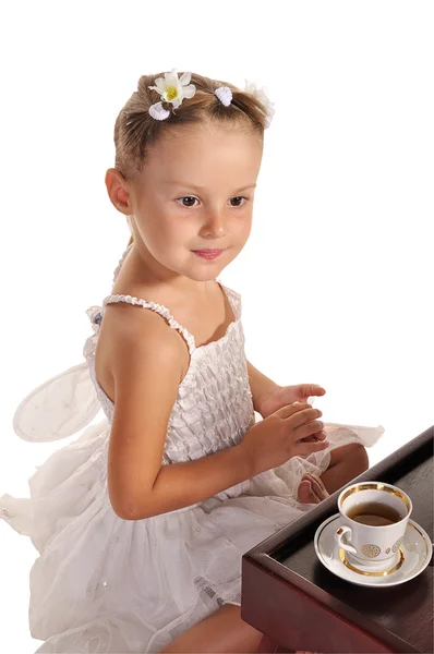 Tatlı küçük kız beyaz backg izole zephyr ile çay içiyor — Stok fotoğraf