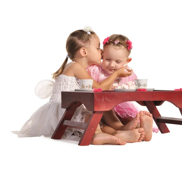 かわいい双子姉妹ゼファー白いバクの分離とおやつを食べる — ストック写真