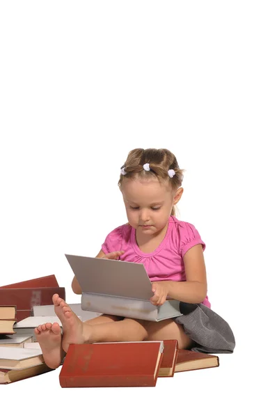 Милая маленькая девочка сидит на куче книг, изолированных на белой спине — стоковое фото
