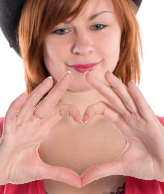 Sevgililer günü genç kırmızı saçlı kız kalp ile parmak şeklinde