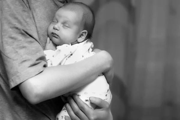 Pais abraçando um bebê que dorme — Fotografia de Stock