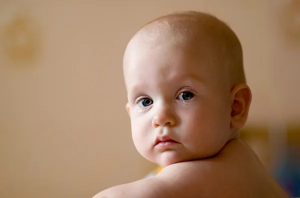 Bebê com um rosto choroso — Fotografia de Stock