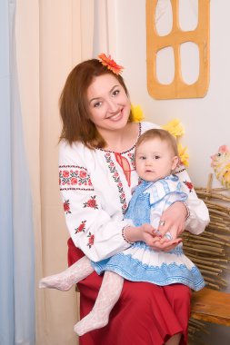 Anne ve çocuk Ukrayna Ulusal kostümleri