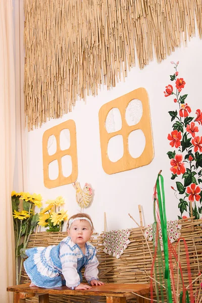 Дети в украинском национальном костюме сидят на скамейке — стоковое фото