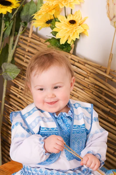 Bebé en el traje nacional ucraniano sonriendo — Foto de Stock