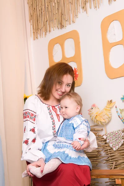 Μητέρα και παιδί στο ουκρανική εθνική κοστούμια — Φωτογραφία Αρχείου