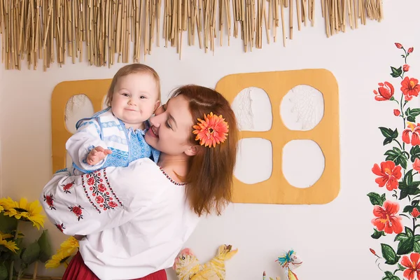 Mödrar leker med hennes lilla dotter. i den ukrainska natio — Stockfoto