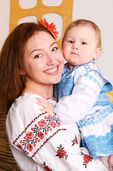 Famille en costumes nationaux ukrainiens — Photo