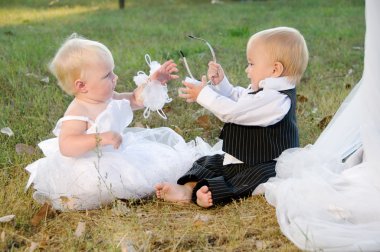 Çocuklar, gelin ve damat giyinmiş