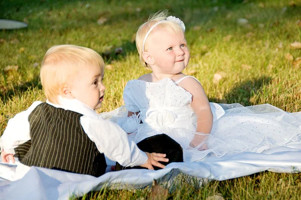Дети, одетые как жених и невеста — стоковое фото