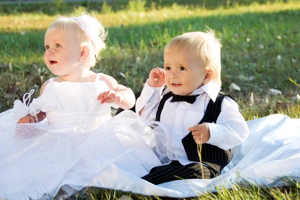 Barn utklädda till bruden och brudgummen — Stockfoto