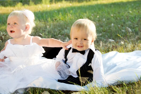 儿童打扮成新娘和新郎 — 图库照片