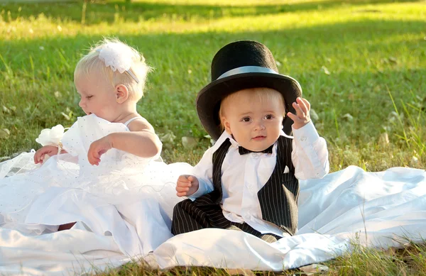 Kinder als Braut und Bräutigam verkleidet — Stockfoto