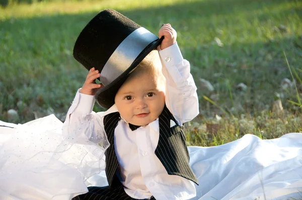 Хлопчик в циліндрі і наречений в костюмі — стокове фото