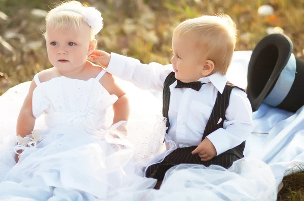 Kinderen verkleed als bruid en bruidegom — Stockfoto