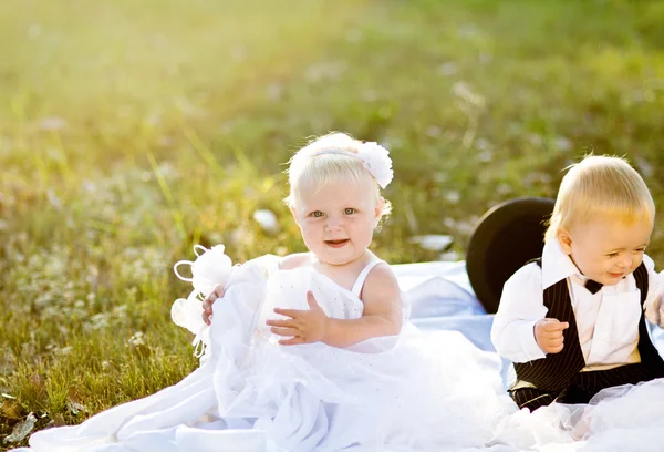 儿童打扮成新娘和新郎 — 图库照片
