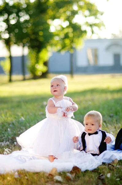 Діти одягнені як наречений і наречений — стокове фото