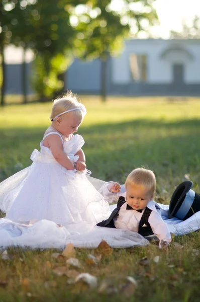 신랑과 신부로 분 장 한 어린이 — 스톡 사진