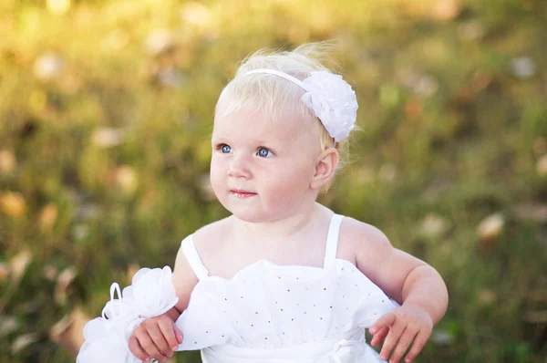 草の上の白いウェディング ドレスの女の子 — ストック写真
