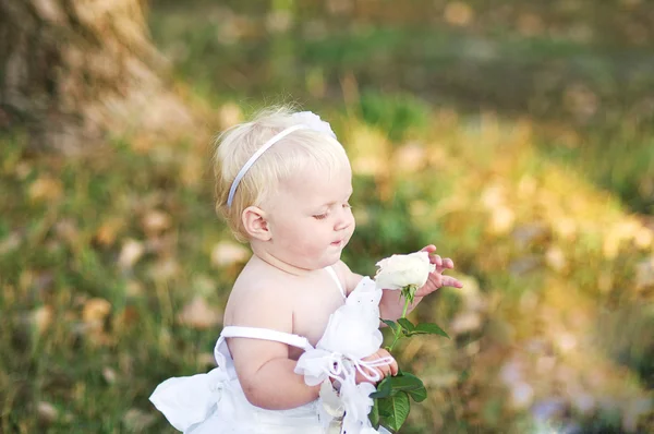 Kız beyaz bir gelinlikle çim — Stok fotoğraf