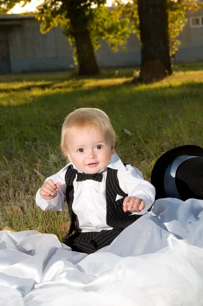 Мальчик в костюме жениха — стоковое фото