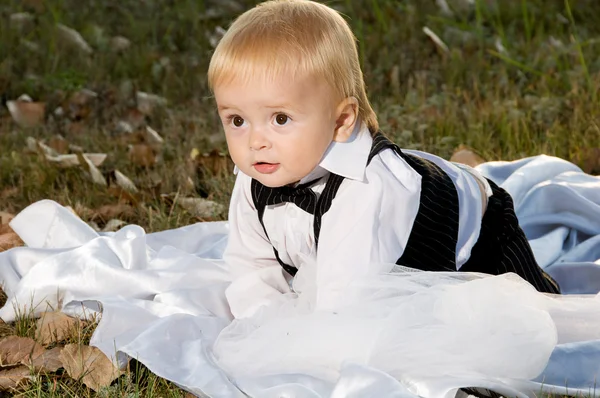 Мальчик в костюме жениха — стоковое фото