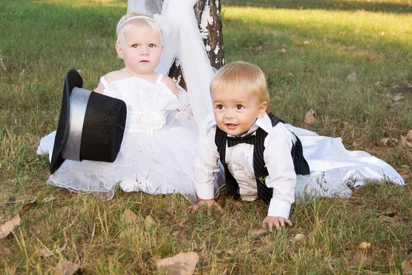 Crianças vestidas de noiva e noivo — Fotografia de Stock