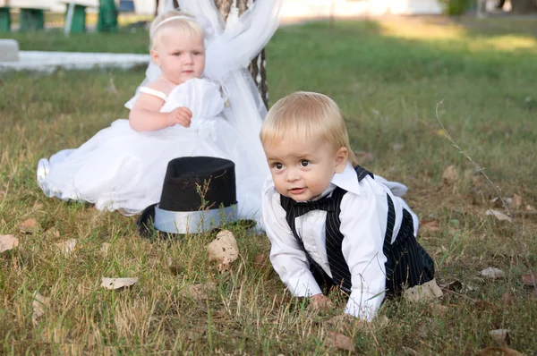 Діти одягнені як наречений і наречений — стокове фото